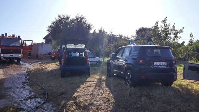 Carabinieri sul luogo dell'incendio