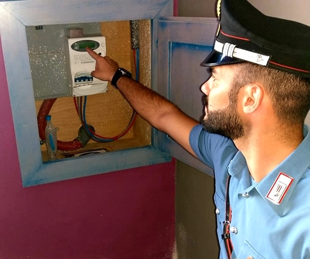 Il trucchetto del magnete per rallentare i consumi di energia: due commercianti denunciati