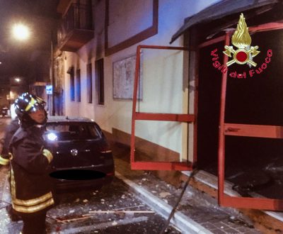 I Vigili del fuoco davanti alla sede del Partito democratico