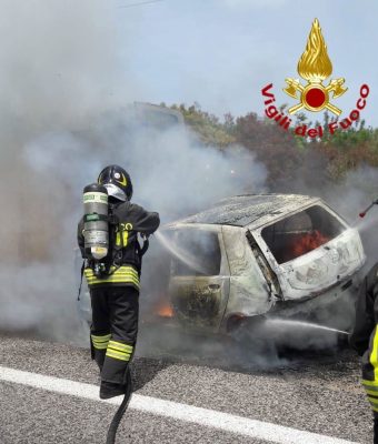 I Vigili del fuoco domano le fiamme