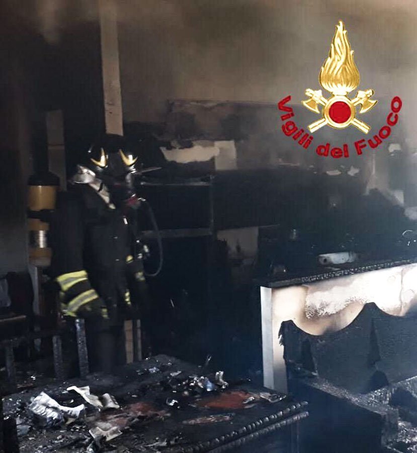 Abitazione in fiamme a San Teodoro. il fuoco è divampato dalla cucina