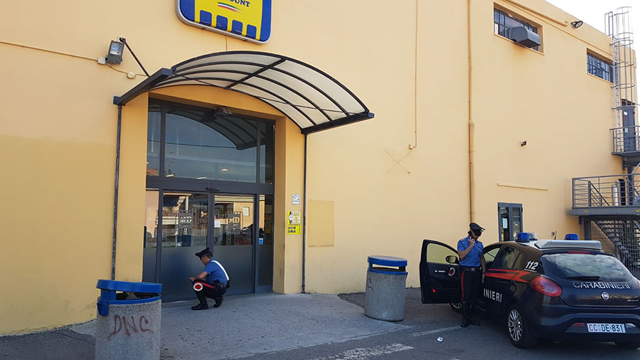 Nuoro. Colpi di pistola esplosi nella notte contro la vetrata di un discount MD