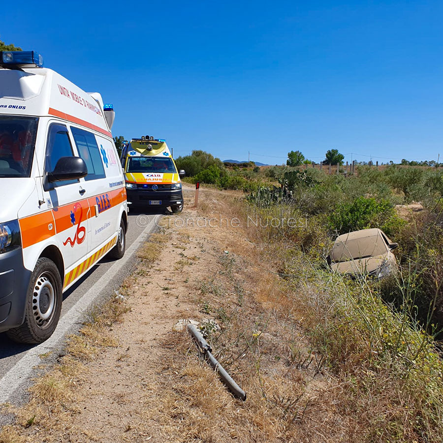 Perde il controllo dell’auto e si ribalta in cunetta: al San Francesco una donna