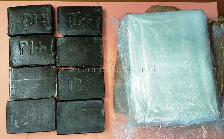 Marijuana, hashish e cocaina gestite tramite Whatsapp: smantellata la banda social