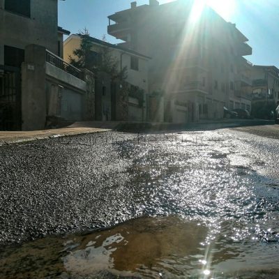 La perdita d'acqua in via De Nicola