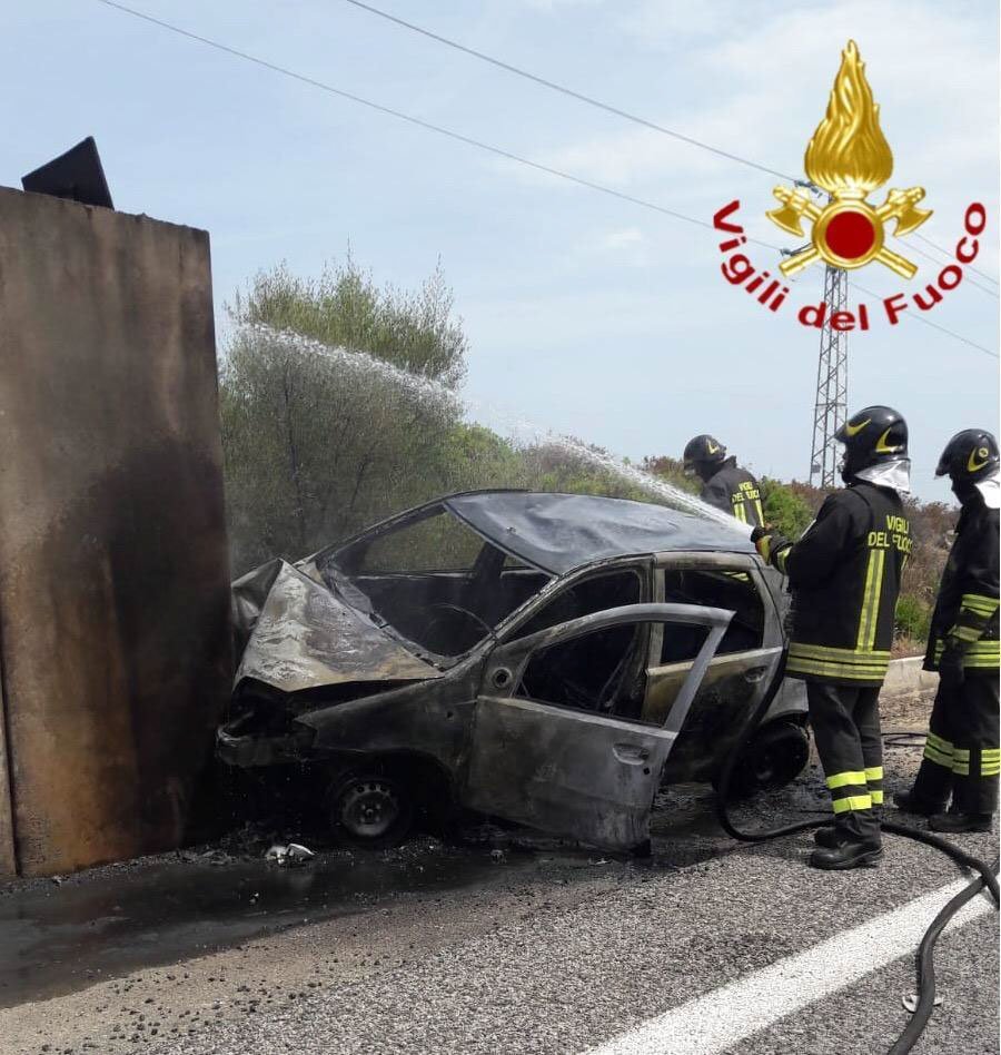 Budoni. Si schianta contro un ponte e l’auto va a fuoco: 58enne salvo per miracolo