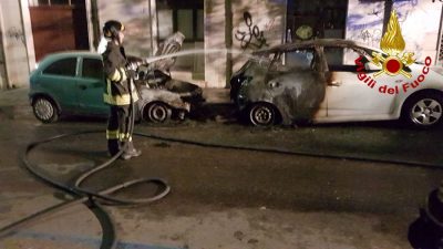 Le due auto andate a fuoco questa notte a Nuoro