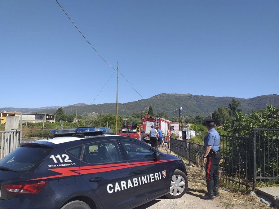 Padre figlio rischiano di morire fulminati in campagna a causa di cavi scoperti