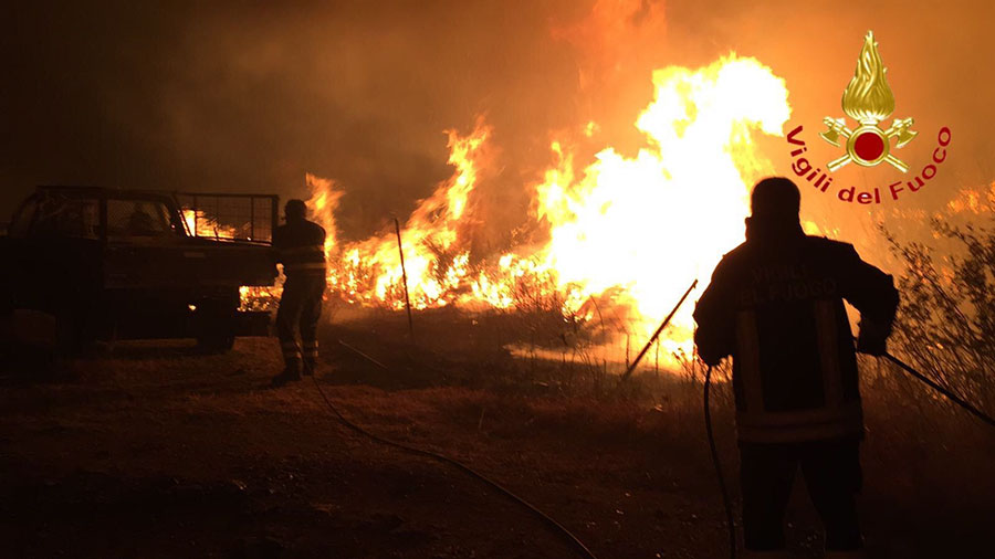 Inferno di fuoco tra il bivio di Lula e Siniscola: traffico bloccato sulla 131DCN – VIDEO