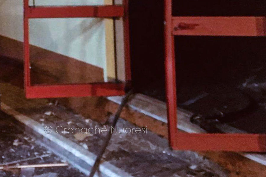 Dorgali. Attentato alla sede Pd: si cercano 2 uomini ripresi dalle telecamere