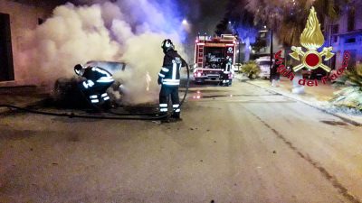 L'auto del sindaco di Cardedu in fiamme