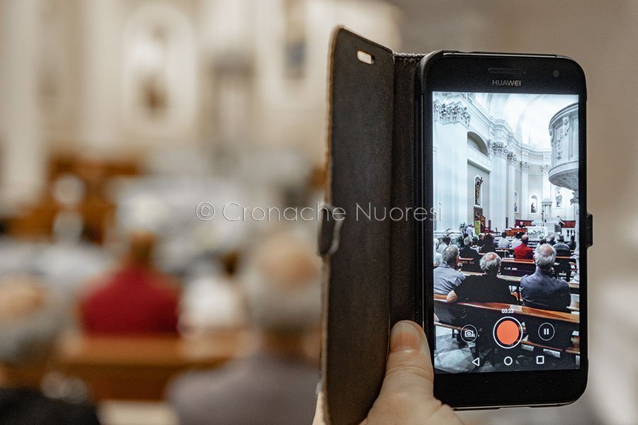 Mons. Marcia dà l'annuncio delle proprie dimissioni (foto S.Novellu)