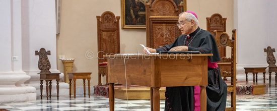 Mons. Marcia dà l'annuncio delle proprie dimissioni (foto S.Novellu)