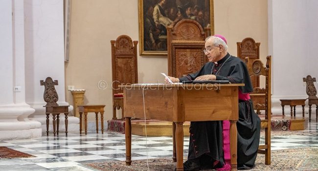 Mons. Marcia dà l'annuncio delle proprie dimissioni (foto S.Novellu)