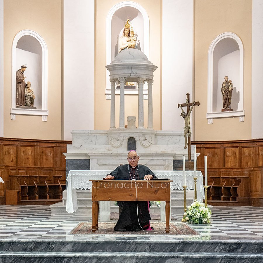 Mons. Marcia dà l'annuncio delle proprie dimissioni (foto S.Novellu)