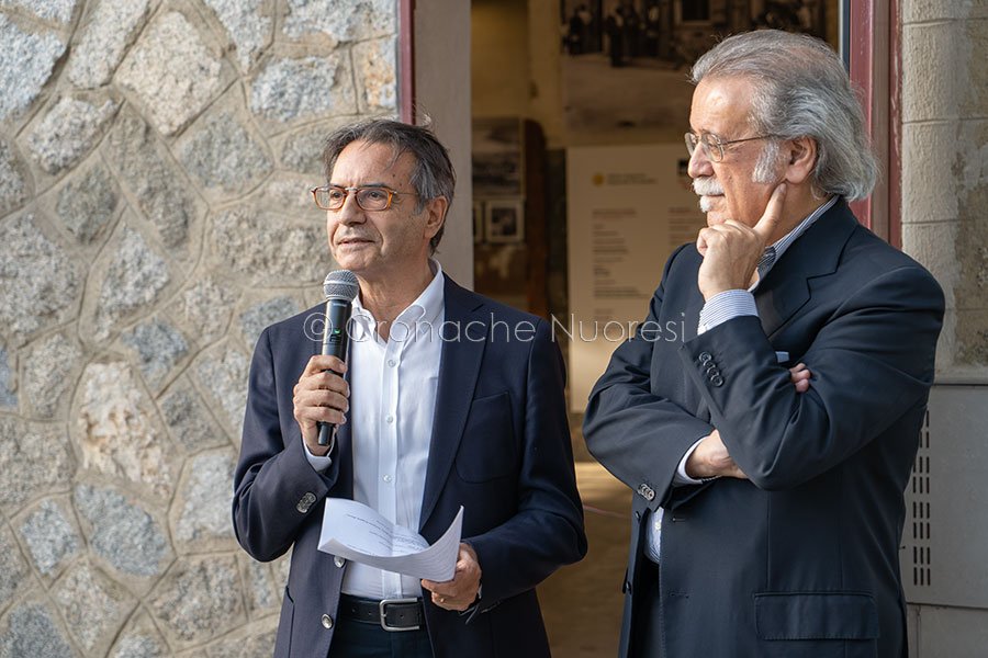 Nuoro, il curatore della mostra su Suschitzky, Paolo Piquereddu, e il presidente dell'ISRE, Giuseppe Pirisi (foto S.Novellu)