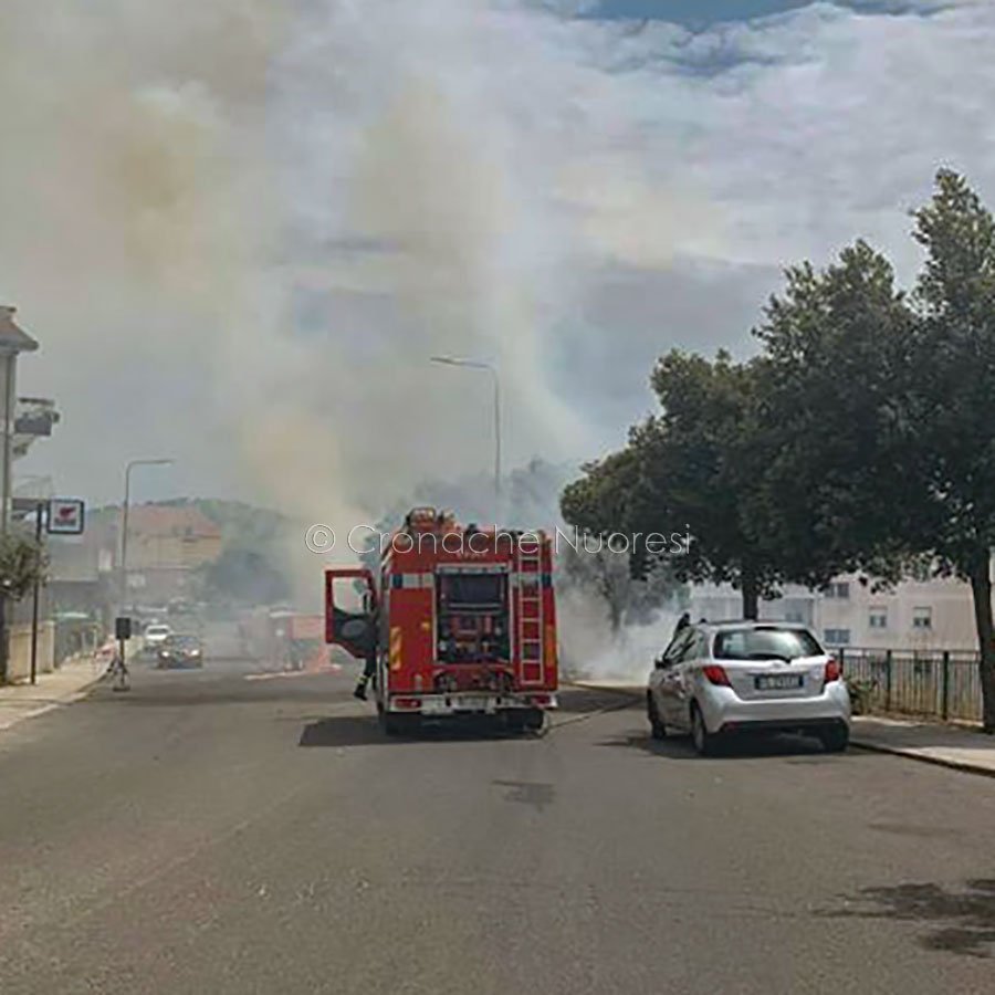 Nuoro. L'incendio in viale Costituzione (© foto Cronache Nuoresi)