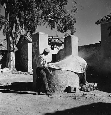 Suschitzky. Immissione-di-fumo in un pozzo per eliminare le zanzare adulte, 1950