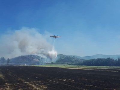 Un Canadair in azione sulle campagne di Tortolì