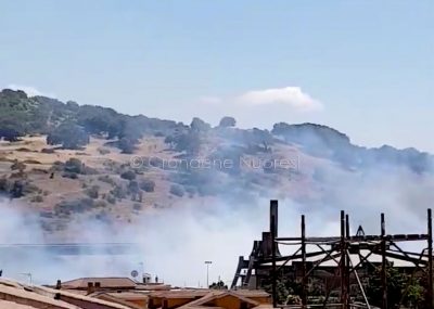 Un'immagine del rogo alle porte di Nuoro