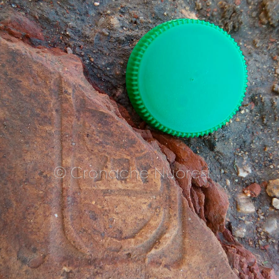 Loculi: si scava per la rete del gas e vengono alla luce reperti archeologici di oltre 3mila anni fa