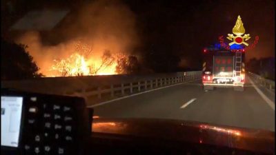 Vasto incendio sulla Statale 131 DCN