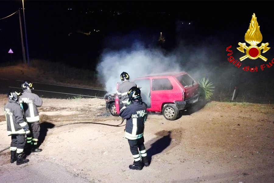 Le fiamme scaturiscono dal vano motore e avvolgono l’auto: intervengono i Vigili del Fuoco