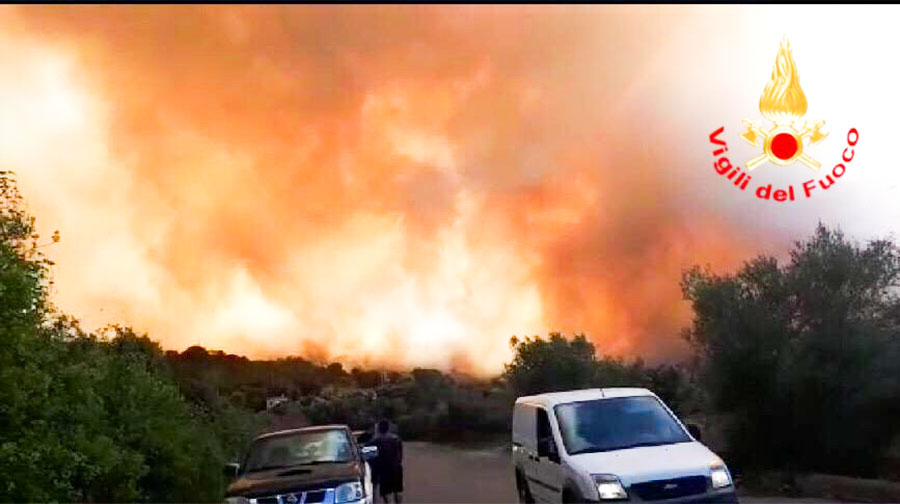 Inferno di fuoco in Sardegna. Bruciano le campagne di Bari Sardo – VIDEO