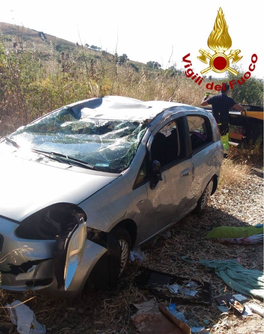 Tragedia sfiorata. Coppia di 80enni si ribalta con l’auto e finisce sotto un ponte