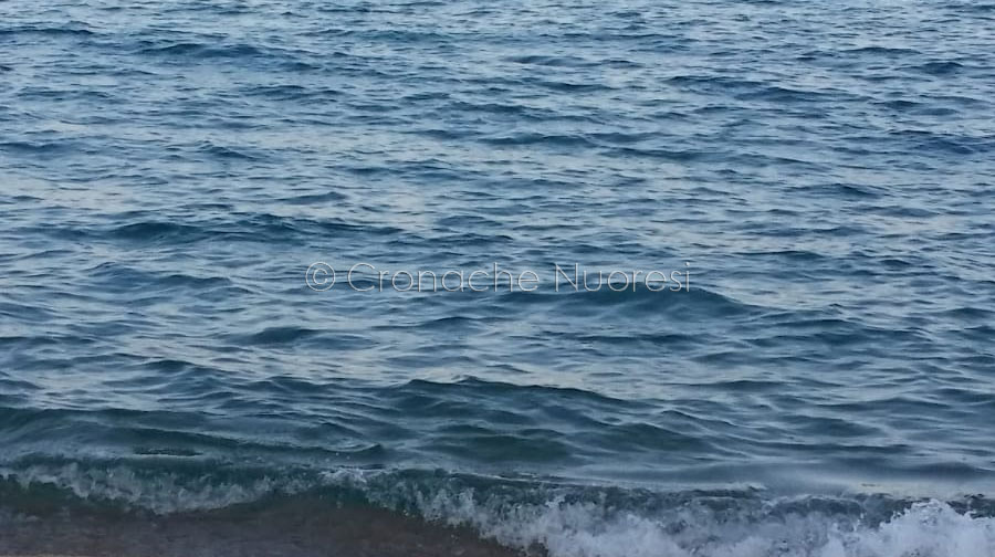 Tragedia in mare: si tuffa in acqua ha un malore raggiunge la spiaggia e muore
