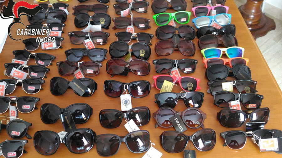 Vestiti, occhiali da sole e giochi sequestrati: guerra al commercio abusivo sui litorali