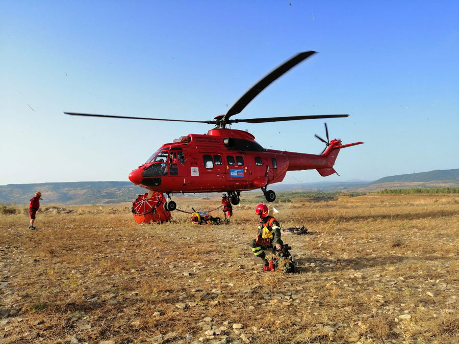 Bitti: elicotteri e canadair in azione per domare le fiamme