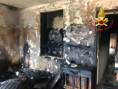 Bosa. L'interno dell'abitazione andata a fuoco