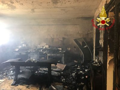 Bosa. L'interno dell'abitazione andata a fuoco
