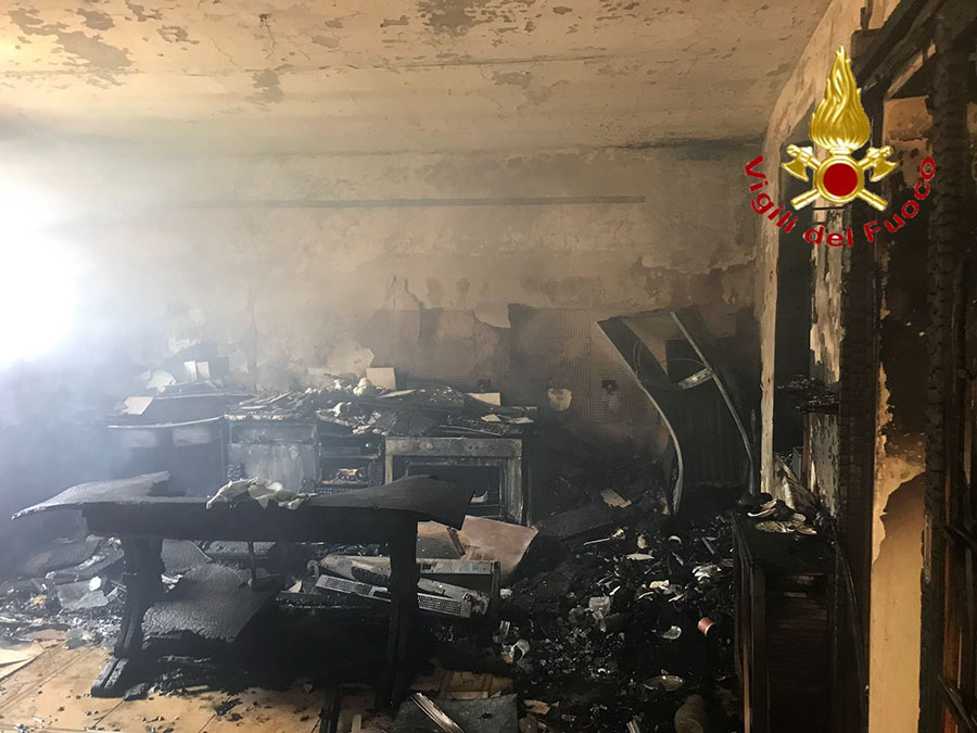 Bosa. Un cortocircuito e va a fuoco un’abitazione: danneggiata la struttura