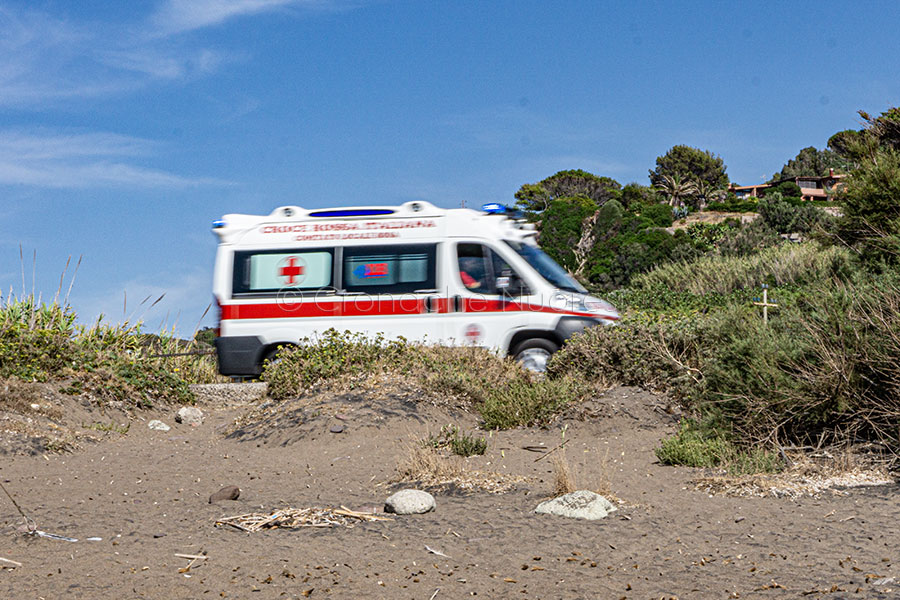 Magomadas. 72enne muore schiacciato dal trattore che si ribalta mentre trasporta la legna