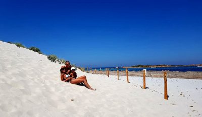 Debora Pedrotti con la famiglia in Sardegna, (immagine tratta da Facebook)