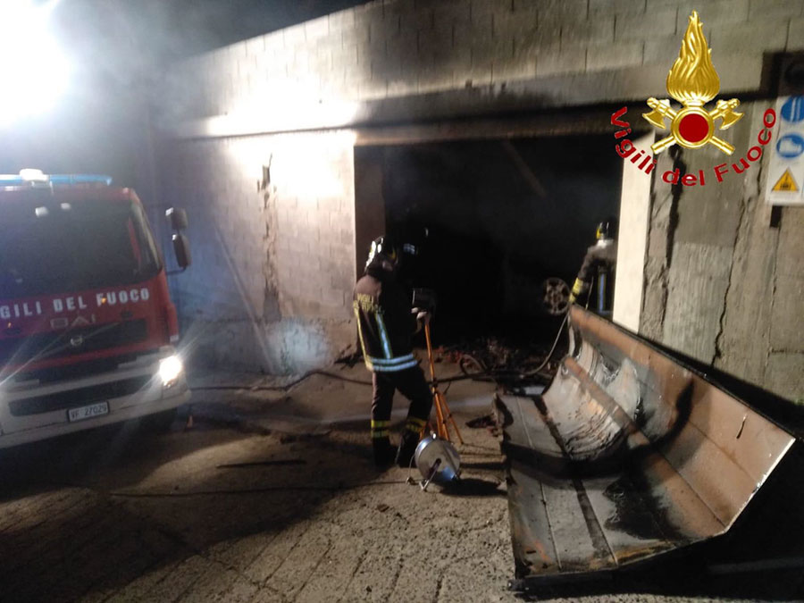 Burgos. A fuoco un garage: distrutte vetture e mezzi agricoli