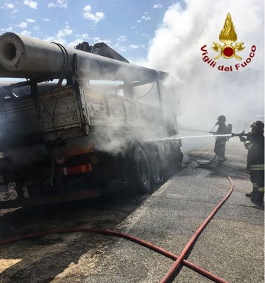 I Vigili del fuoco spengono le fiamme che hanno avvolto il camion