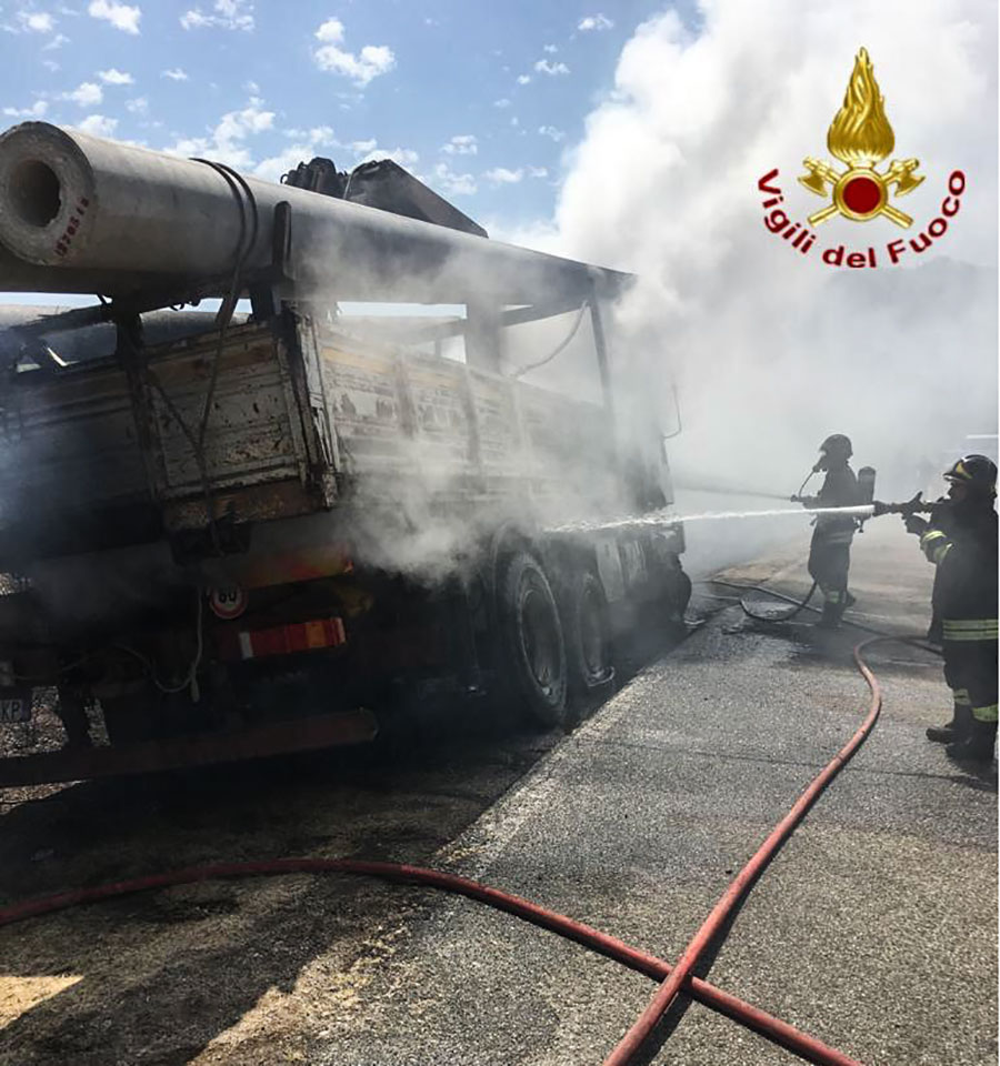 Panico sulla Nuoro-Orgosolo. Un camion va a fuoco e le fiamme si estendono alla vegetazione