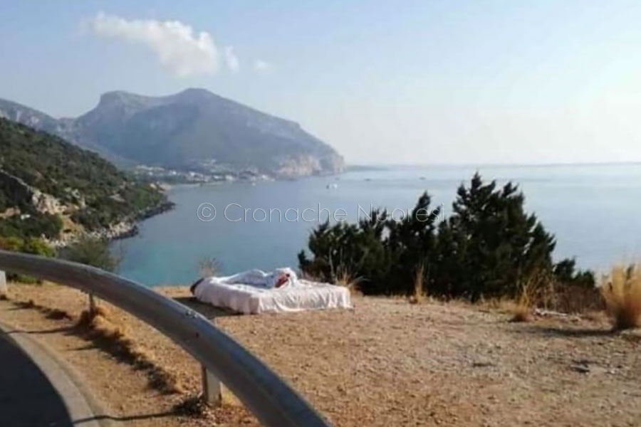 Dorgali. Coppia di turisti piazza un letto sulla costa per osservare l’alba a Cala Fuili: sanzionati
