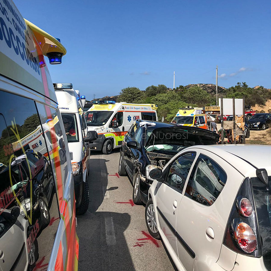 Siniscola. Un’invasione di corsia e il frontale: 5 feriti in ospedale, coinvolta anche una bimba