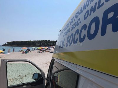 L'ambulanza del 118 nella spiaggia di Fuile a mare