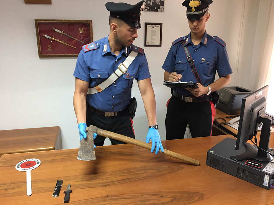 Follia a Ferragosto: va in giro con un’ascia, danneggia un’auto e minaccia i Carabinieri