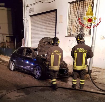 L'auto del militare data alle fiamme