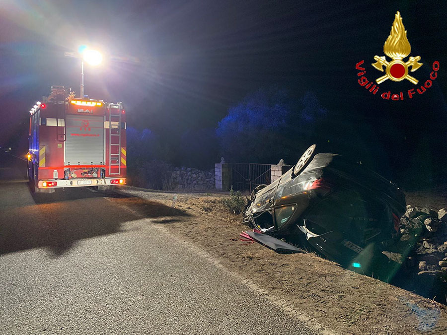 Dorgali. Mercedes vola fuori strada e si ribalta: 4 feriti al San Francesco