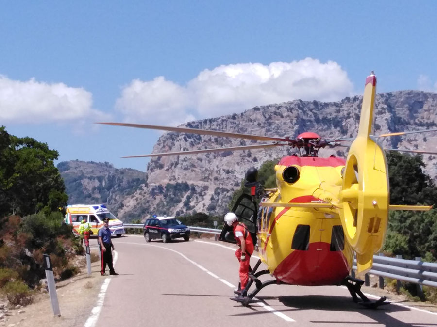 Perde il controllo della Kavasaki e si schianta contro il guard rail: motociclista al San Francesco