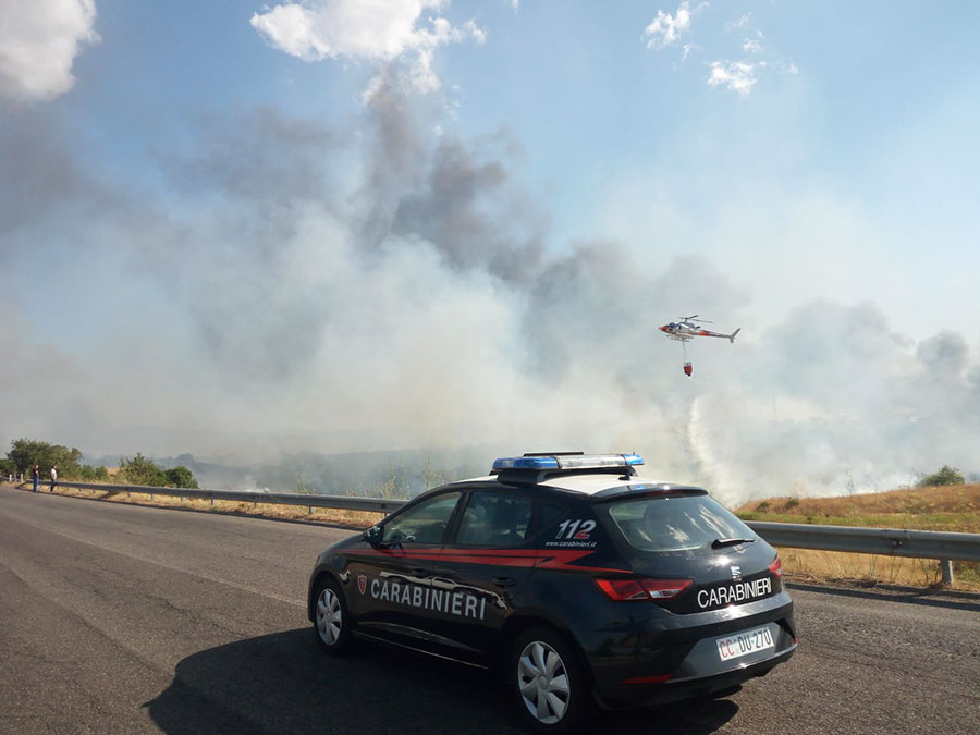 Vasto incendio nelle campagne tra Ottana e Bolotana. Chiusa al traffico la SP 17