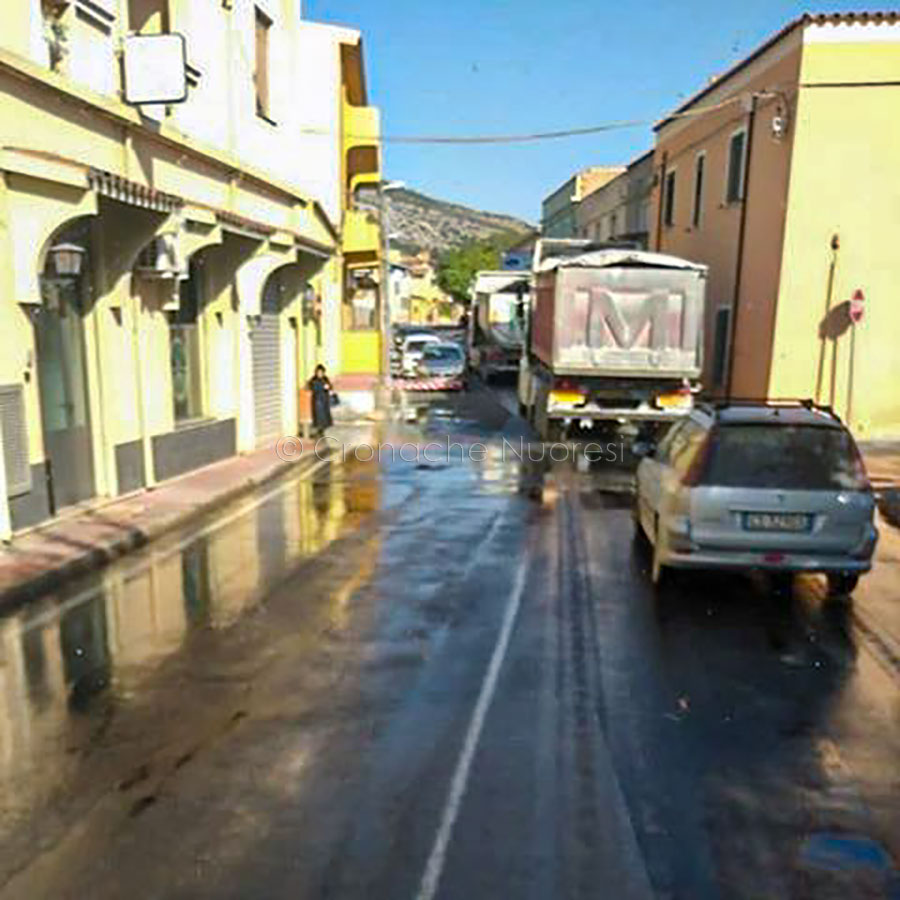 Orosei. Liquami fognari invadono da stanotte via San Francesco