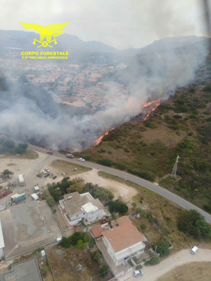 Maxi incendio a Siniscola: intervengono tre elicotteri